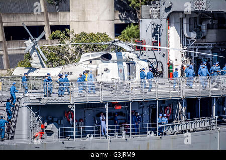 Sydney, Australia. Xv Apr, 2016. Giappone marittimo Forza di Autodifesa Hatsuyuki-class destroyer JDS Asayuki (DD-132) nella foto ancorata al Royal Australian Navy HMAS Kuttabul Base della flotta a est. JDS Asayuki prenderà parte all'annuale bilaterale Nichi Gou Trident esercizio serie con la Royal Australian Air Force e il Royal Australian Navy su 15-26 aprile. © Hugh Peterswald/Pacific Press/Alamy Live News Foto Stock