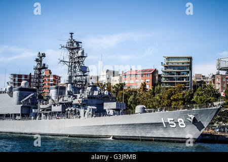 Sydney, Australia. Xv Apr, 2016. Giappone marittimo Forza di Autodifesa Asagiri-class destroyer JDS Umigiri (DD-158) nella foto ancorata al Royal Australian Navy HMAS Kuttabul Base della flotta a est. JDS Umigiri prenderà parte all'annuale bilaterale Nichi Gou Trident esercizio serie con la Royal Australian Air Force e il Royal Australian Navy su 15-26 aprile. © Hugh Peterswald/Pacific Press/Alamy Live News Foto Stock