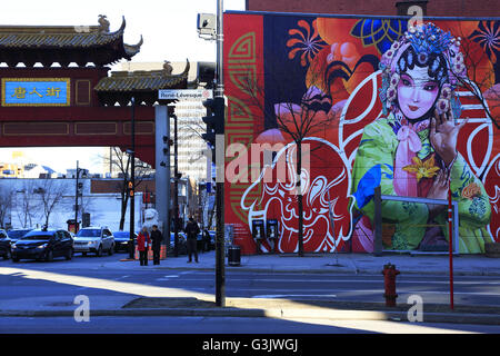 Il Cinese tradizionale arco con il murale di una Pechino cantante lirica a Montreal, Chinatown, Montreal Canada Quebec Foto Stock