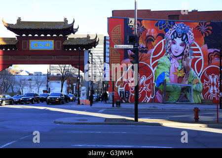 Il Cinese tradizionale arco con il murale di una Pechino cantante lirica a Montreal, Chinatown, Montreal Canada Quebec Foto Stock