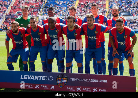 Valencia, Spagna. 24 apr, 2016. Levante UD team durante la Liga match tra Levante UD e Atletico de Bilbao a Ciutat de Valencia Stadium. Gioco finisce dove il Levante e Athletic Bilbao stata legata a 2 obiettivi. © Jose Miguel Fernandez de Velasco/Pacific Press/Alamy Live News Foto Stock