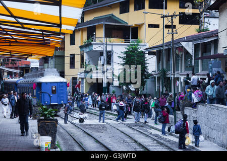 La mattina presto arrivi in treno ad Aguas Calientes, Machu Picchu Pueblo, Perù Foto Stock