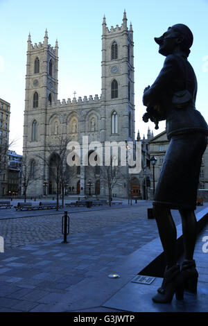 La scultura di 'l'Eghlis pug e il barboncino francese' con la Basilica di Notre Dame di Montreal in background. Québec Canada Foto Stock