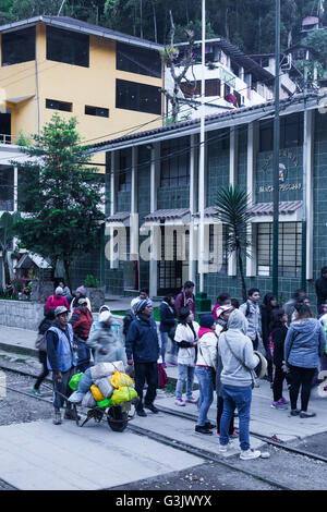 La mattina presto arrivi in treno ad Aguas Calientes, Machu Picchu Pueblo, Perù Foto Stock