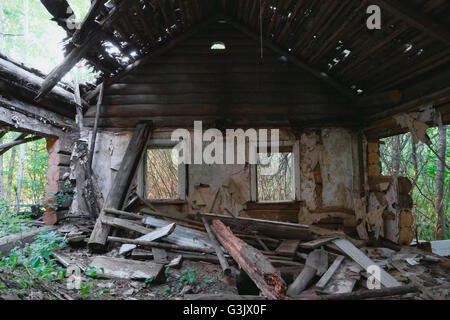 Rovine del vecchio abbandonato casa in legno. Distrutta la sala dotata di finestre. Foto Stock