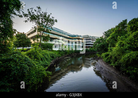 Rock Creek e il moderno esterno della casa di Svezia, in Georgetown, Washington DC. Foto Stock