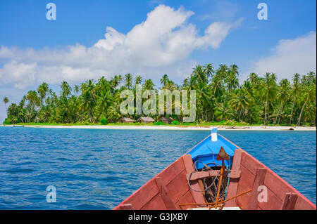 Gita in barca a remota isola tropicale, isole Banyak, Aceh, Indonesia, sud-est asiatico Foto Stock