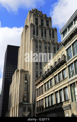 Vista sulla strada della Vecchia Montreal con Art Deco Aldred edificio in background. La vecchia Montreal, Montréal, Québec, Canada Foto Stock