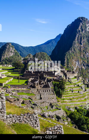 Panoramica di Machu Picchu dal livello di ingresso di un insediamento Foto Stock