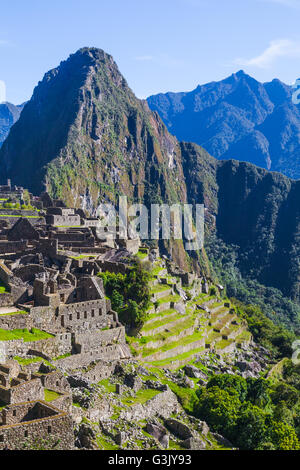 Panoramica di Machu Picchu dal livello di ingresso di un insediamento Foto Stock