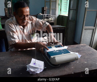 Kolkata, India. Xxi Aprile, 2016. Terzo seggio, preparare la macchina di polling per votng. La gente del Bengala Occidentale di votare per le 62 sedi di montaggio su quattro distretto lungo con sette del Nord sede di Kolkata. Questa terza fase di fase di sei Bengala Occidentale elezioni legislative. © Saikat Paolo/Pacific Press/Alamy Live News Foto Stock