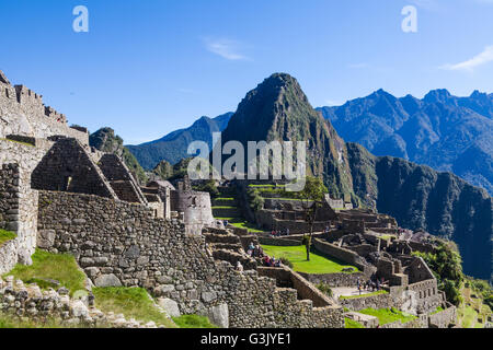 Panoramica di Machu Picchu dal livello di ingresso di un insediamento Foto Stock