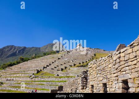 Vista sulle terrazze e Guardiola a Machu Picchu, con il Monte Machu Picchu in background Foto Stock