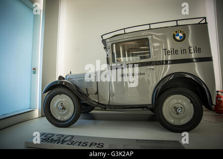 München, Germania. 21 Ago, 2014. All'interno del museo, con le vetture sul display. Il complesso della BMW si trova nelle immediate vicinanze del Centro Olimpico di Monaco di Baviera e fu inaugurato nel 1972 in occasione dei Giochi Olimpici di quell'anno. All'interno è stato deciso per fare spazio per i modelli storici della casa automobilistica tedesca, insieme con i prototipi delle future macchine, la sua è stata implementatore dall'architetto Viennese Karl Schwanzer, che era anche il padre del grande grattacielo adiacente progetto che ospita il centro di gestione della BMW. © Andrea Ronchini/Pacific Press/Alamy Live News Foto Stock