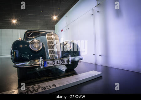 München, Germania. 21 Ago, 2014. All'interno del museo, con le vetture sul display. Il complesso della BMW si trova nelle immediate vicinanze del Centro Olimpico di Monaco di Baviera e fu inaugurato nel 1972 in occasione dei Giochi Olimpici di quell'anno. All'interno è stato deciso per fare spazio per i modelli storici della casa automobilistica tedesca, insieme con i prototipi delle future macchine, la sua è stata implementatore dall'architetto Viennese Karl Schwanzer, che era anche il padre del grande grattacielo adiacente progetto che ospita il centro di gestione della BMW. © Andrea Ronchini/Pacific Press/Alamy Live News Foto Stock