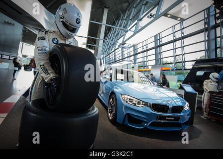 München, Germania. 21 Ago, 2014. All'interno di BMW Welt. Il complesso della BMW si trova nelle immediate vicinanze del Centro Olimpico di Monaco di Baviera e fu inaugurato nel 1972 in occasione dei Giochi Olimpici di quell'anno. All'interno è stato deciso per fare spazio per i modelli storici della casa automobilistica tedesca, insieme con i prototipi delle future macchine, la sua è stata implementatore dall'architetto Viennese Karl Schwanzer, che era anche il padre del grande grattacielo adiacente progetto che ospita il centro di gestione della BMW. © Andrea Ronchini/Pacific Press/Alamy Live News Foto Stock