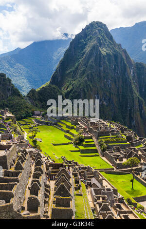 Panoramica del Machu Picchu insediamento nelle montagne delle Ande del Perù Foto Stock