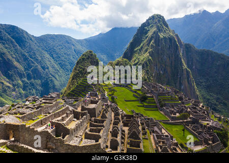 Panoramica del Machu Picchu insediamento nelle montagne delle Ande del Perù Foto Stock