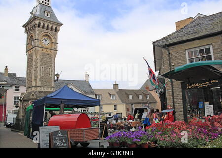 Giovedì il mercato locale e la città di Clock Tower, Hay-on-Wye, Powys, il Galles, la Gran Bretagna, Regno Unito, Gran Bretagna, Europa Foto Stock