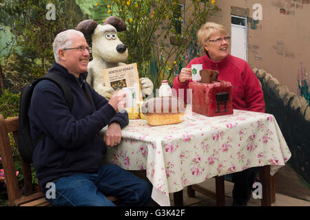 Molla di Harrogate Flower Show 2016 (North Yorkshire, Inghilterra) - avente una tazza di tè con Gromit nel 'Grand giornata fuori in giardino". Foto Stock