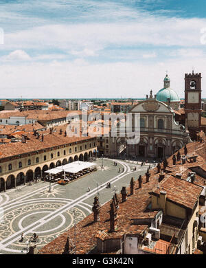 Piazza Ducale di Vigevano,; vista del complesso monumentale rinascimentale della piazza centrale, girato in estate luce brillante - vintage vecchio stile immagine Foto Stock