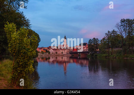 Vista sul fiume Regen alla città vecchia, la chiesa di San Pankratius, in Germania, in Baviera, Baviera, Oberpfalz, Alto Palatinato, Roding Foto Stock