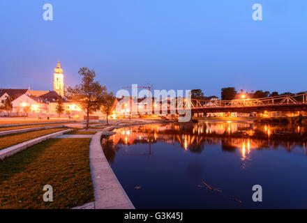 Vista sul fiume Regen alla città vecchia, la chiesa di San Pankratius, in Germania, in Baviera, Baviera, Oberpfalz, Alto Palatinato, Roding Foto Stock