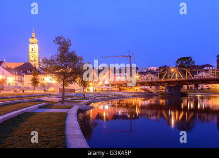 Vista sul fiume Regen alla città vecchia, la chiesa di San Pankratius, in Germania, in Baviera, Baviera, Oberpfalz, Alto Palatinato, Roding Foto Stock