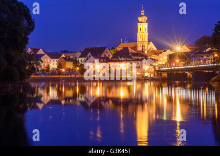 Vista sul fiume Regen alla città vecchia, la chiesa di San Pankratius, in Germania, in Baviera, Baviera, Oberpfalz, Alto Palatinato, Roding Foto Stock