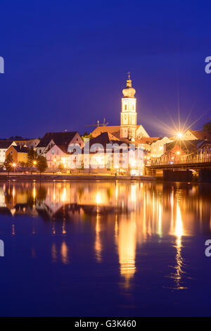 Vista sul fiume Regen alla città vecchia, la chiesa di San Pankratius, in Germania, in Baviera, Baviera, Oberpfalz, Alto Palatinato, Roding Foto Stock