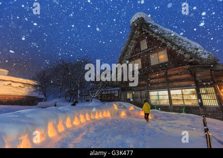 Villaggi storici di Shirakawa-go in un giorno di neve di notte Foto Stock