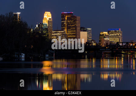 Minneapolis, Minnesota skyline si riflette nel fiume Mississippi al crepuscolo. Foto Stock