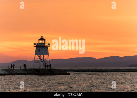 Tramonto sul Grand Marais faro sul Lago Superiore. Foto Stock