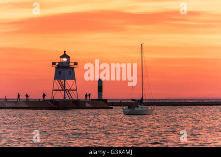 Tramonto sul Grand Marais faro sul Lago Superiore. Foto Stock