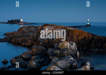 Crepuscolo sopra frangiflutti e Grand Marais faro sul Lago Superiore la scenografica North Shore in Minnesota. Foto Stock