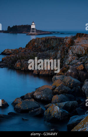 Crepuscolo sopra frangiflutti e Grand Marais faro sul Lago Superiore la scenografica North Shore in Minnesota. Foto Stock