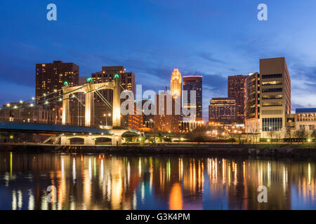 Minneapolis skyline al tramonto con il fiume Mississippi e Hennepin Avenue bridge in primo piano. Foto Stock