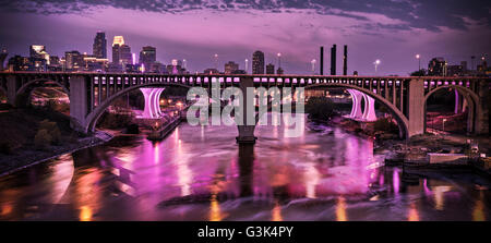 Lo skyline di Minneapolis in viola in lutto per la morte dell'artista musicale Prince su on April 21, 2016. Foto Stock