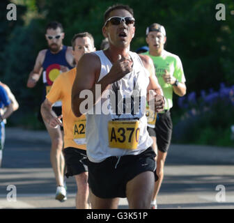 I corridori di partecipare nel 2016 Bolder Boulder 10K. Più di 50.000 partecipano ogni anno. Foto Stock