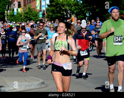 I corridori di partecipare nel 2016 Bolder Boulder 10K. Più di 50.000 partecipare. Foto Stock