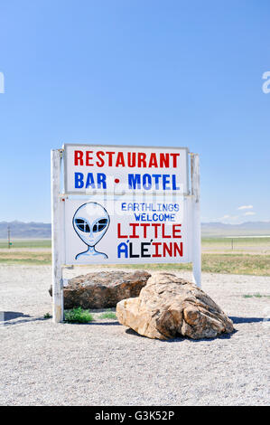 Il segno di fronte al piccolo un'Le'Inn sulla autostrada extraterrestre vicino a zona 51 Rachel Nevada Foto Stock