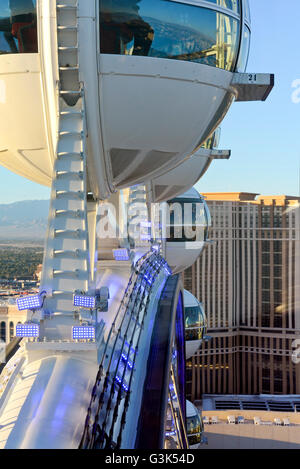 Cabine di osservazione del rullo di alta 550 piedi di altezza ruota panoramica Ferris al crepuscolo, con l'orizzonte cittadino di Las Vegas in background. Foto Stock