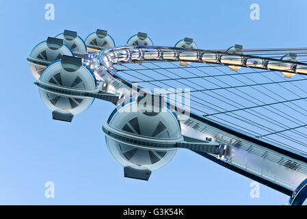 Una prospettiva inusuale delle cabine di osservazione del rullo di alta 550 piedi di altezza ruota panoramica Ferris al crepuscolo, Foto Stock