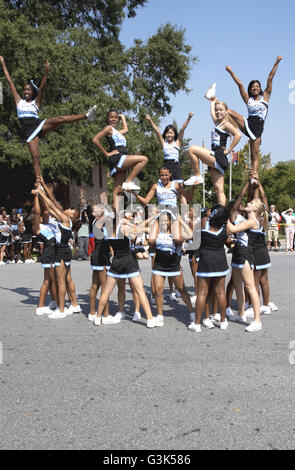 High school cheerleaders eseguire al Labor Day Festival in Greenbelt, Maryland Foto Stock