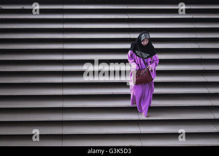 Kuala Lumpur, Malesia. 11 Giugno, 2016. Un non musulmano lady indossare accappatoio per coprire awrah durante la sua visita a una moschea. © Ady Abd Ropha/Pacific Press/Alamy Live News Foto Stock