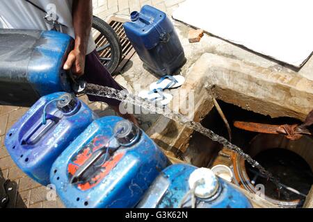 Jakarta, Indonesia. 04 Mar, 2016. Un uomo si riempie di acqua pulita per un complesso di alloggiamento in corrispondenza di una zona costiera. Circa 230 milioni di persone in Indonesia sono sotto i rischi per la salute da acqua contaminata che sono tra i più elevati nel sud-est asiatico. La carenza di acqua sarà il mondo più pressante problema nel prossimo decennio, aggravato da una crescente popolazione mondiale, il cambiamento climatico è previsione di perturbare il regime delle precipitazioni, portando a più gravi siccità e inondazioni, che pongono problemi per la fornitura di acqua fresca. © Garry Andrew Lotulung/Pacific Press/Alamy Live News Foto Stock