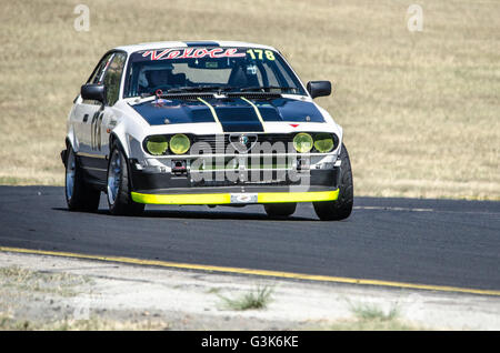 Sydney, Australia. Decimo Apr, 2016. Il giorno 2 del Nuovo Galles del Sud motore campionati gara Round 2 presenti una ampia varietà di corse tra cui Supersports, sport berline, vetture di Formula, del miglioramento della produzione, Formaula Vee e la veloce Alfa. Nella foto è veloce Alfa racing. © Mitchell Burke/Pacific Press/Alamy Live News Foto Stock