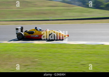 Sydney, Australia. Decimo Apr, 2016. Il giorno 2 del Nuovo Galles del Sud motore campionati gara Round 2 presenti una ampia varietà di corse tra cui Supersports, sport berline, vetture di Formula, del miglioramento della produzione, Formaula Vee e la veloce Alfa. Nella foto è vetture Formula Racing. © Mitchell Burke/Pacific Press/Alamy Live News Foto Stock