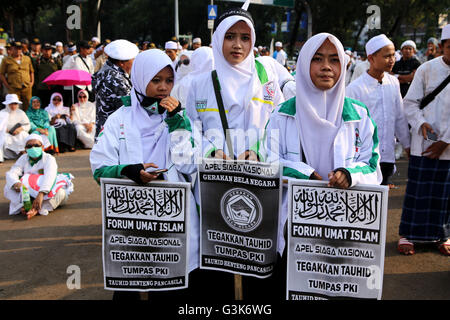 Jakarta, Indonesia. 03 Giugno, 2016. Una delle organizzazioni comunitarie uniti nel contrastare il comunismo di fronte al palazzo indipendenza e ha esortato il governo a contrastare il ritorno dell'infrastruttura a chiave pubblica (PKI) in terra Indonesia. © Natanael Pohan/Pacific Press/Alamy Live News Foto Stock