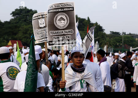 Jakarta, Indonesia. 03 Giugno, 2016. Una delle organizzazioni comunitarie uniti nel contrastare il comunismo di fronte al palazzo indipendenza e ha esortato il governo a contrastare il ritorno dell'infrastruttura a chiave pubblica (PKI) in terra Indonesia. © Natanael Pohan/Pacific Press/Alamy Live News Foto Stock